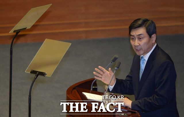 일부 누리꾼들은 47년만에 재등장한 필리버스터 중단 소식에 정치생명을 건다더니 결국 40여 일 앞으로 다가온 4·13 총선 때문에 중단한 것 아니냐고 반발했다./임영무 기자