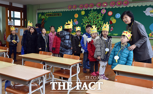 와! 여기가 우리 교실이야~ 2일 오전 서울 용산구 이태원초등학교에서 열린 2016학년도 신입생 입학식에 참석한 신입생들이 교실을 둘러보고 있다.