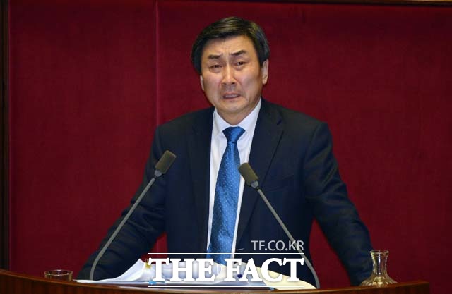 더불어민주당 이종걸 원내대표가 2일 오전 서울 여의도 국회의사당에서 테러방지법 직권상정에 반대하는 필리버스터(무제한 토론)의 마지막 주자로 나섰다./국회=임영무 기자