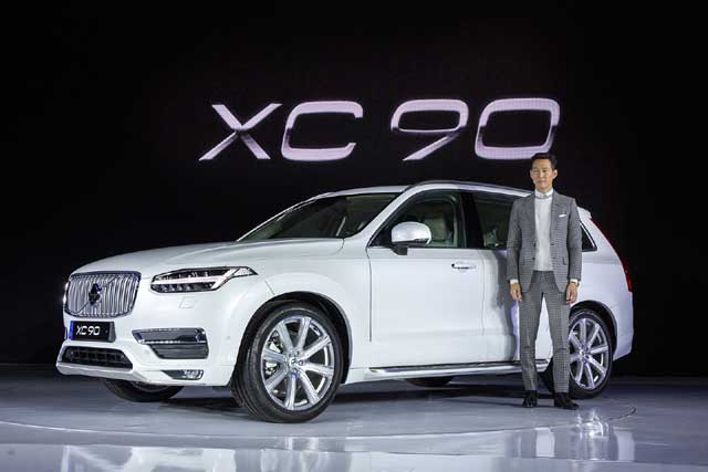 볼보의 새로운 플래그십 SUV 더 올 뉴 XC90가 2일 예약 판매에 들어갔다. 볼보 홍보대사인 배우 이정재가 더 올 뉴 XC90 옆에서 포즈를 취하고 있다.  /볼보 코리아 제공