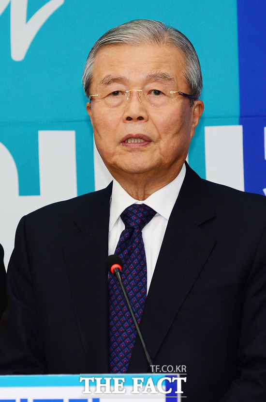 더불어민주당 김종인 비대위 대표가 2일 오전 서울 여의도 국회의사당에서 전략공천명단 발표를 하고 있다.