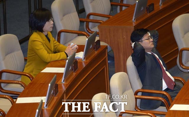 또다른 누리꾼들은 필리버스터를 지속하라는 의견을 내놨고, 반면 고생했다며 야당을 응원하는 누리꾼들도 있었다./임영무 기자