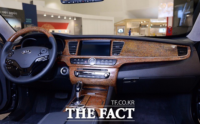 옻칠 공예 기법이 적용된 K9 퀸덤의 내부는 한국적 아름다움이 어우러진 품격 있는 분위기가 연출됐다.