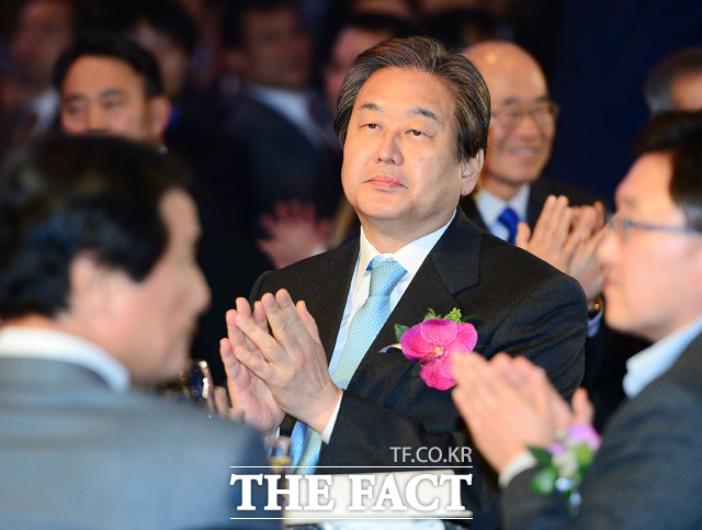 김무성 새누리당 대표가 박수를 치고 있다.