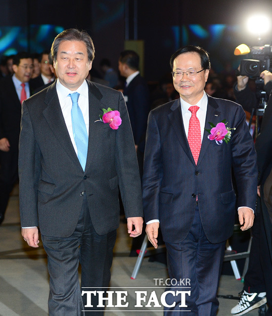김무성(왼쪽) 새누리당 대표와 최경수 증권거래소 이사장이 행사장으로 입장하고 있다.