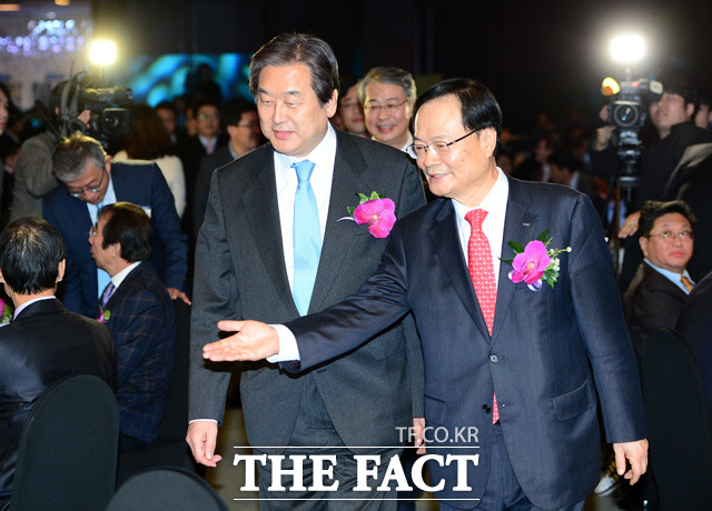 최경수 증권거래소 이사장이 김무성(왼쪽) 새누리당 대표를 자리로 안내하고 있다.