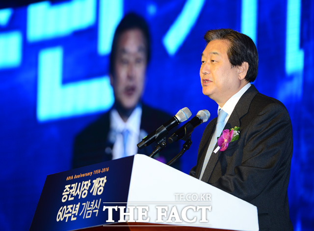 김무성 새누리당 대표는 3일 증권시장 개장 60주년 기념식에서 거래소의 지주사 전환을 추진하겠다는 뜻을 밝혔다. /여의도=배정한 기자