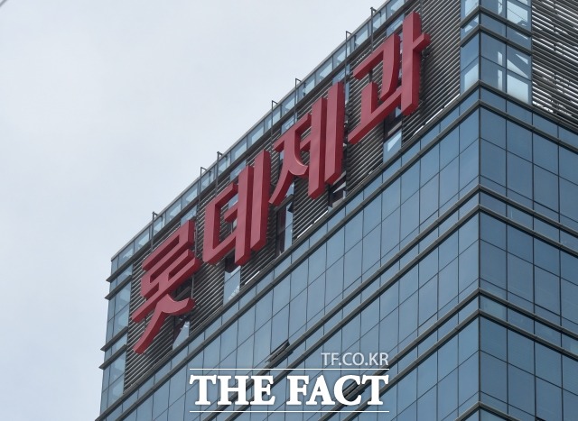 롯데제과가 4일 일부 제품에 대해 가격을 인상하거나 인하하는 등의 가격 변경을 단행한다고 밝혔다./더팩트DB