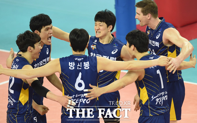 우린 고춧가루 부대? 1세트를 먼저 따낸 한국전력 선수들이 기뻐하고 있다.