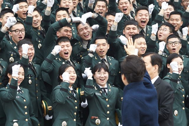 박 대통령이 신임 장교들과 파이팅을 외치고 있다. /청와대 제공