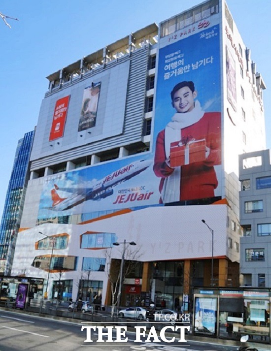 제주항공이 생활용품 화장품 백화점 등 유통 기업 계열사와 협업 마케팅을 확대한다고 7일 밝혔다. / 제주항공 제공