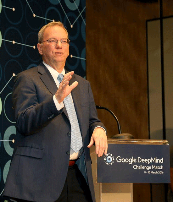 에릭 슈미트 알파벳 회장이 8일 오전 서울 종로구 포시즌스 호텔에서 열린 이세돌 9단과 알파고의 대국 기자간담회에 참석해 인사말을 하고 있다. /구글 제공