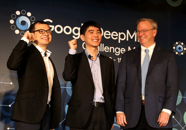 8일 대국 사전 기자간담회에 참석한 데미스 하사비스 구글 딥마인드 최고경영자(왼쪽부터)와 이세돌 9단, 에릭 슈미트 알파벳 회장이 활짝 웃음을 짓고 있다. /구글 제공
