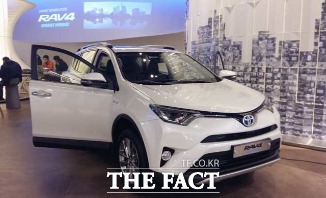 일본 완성차 브랜드 토요타가 강력한 응답성과 뛰어난 환경적 성능을 결합한 2016 올 뉴 라브4 하이브리드를 국내에 출시했다. /장병문 기자
