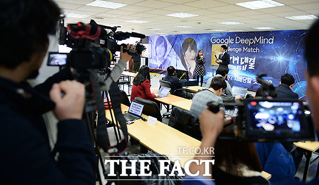 세기의 대결로 뜨거운 관심을 받고 있는 이세돌 9단과 알파고의 첫 대국에서 이세돌 9단이 역전패를 당했다. /홍익동=이덕인 기자