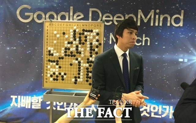 이날 한국기원에서 해설을 맡은 이현욱 8단은 이세돌 9단이 첫 대국에서 패배한 만큼 2국부터 흔들리지 않는 것이 중요하다고 분석했다. /홍익동=서민지 기자