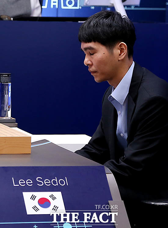 이세돌 9단과 바둑 대결에서 알파고의 첫 승리를 지켜본 누리꾼들은 예상하지 못했다면서도 승패를 떠나 한국인이 인류를 대표했다는 자체가 자랑스럽다는 반응을 나타냈다./구글 제공