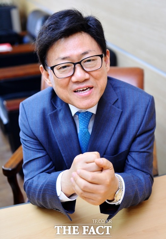 예측불허 대국 누구도 장담 못해 아마 공인 바둑7단인 엄용수는 연예인 최고수로 정평이 나 있다. 10일 오후 <더팩트>와 인터뷰에서 그는 이세돌이 방심하다 1국을 불계패했다고 해설했다. /더팩트 DB