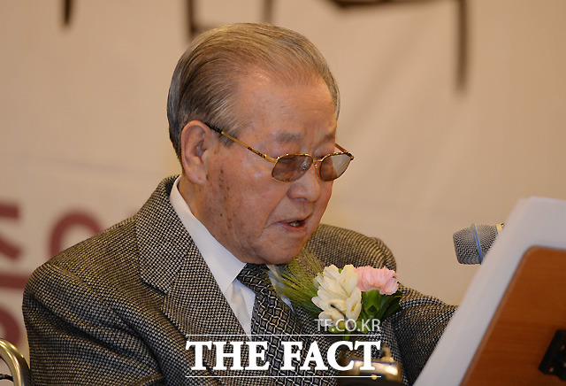 김종필 전 국무총리가 참석자들에게 인사말을 하고 있다./세종문화회관=이새롬 기자