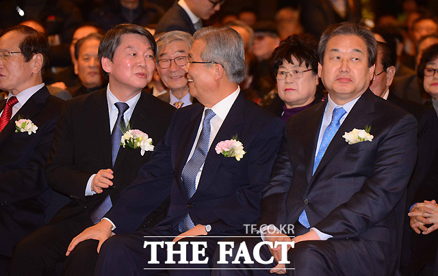 야권 통합으로 갈등을 겪고 있는 안철수(맨 왼쪽) 국민의당 상임공동대표와 김종인(가운데) 더불어민주당 비상대책위원회 대표가 담소를 나누고 있다./세종문화회관=이새롬 기자