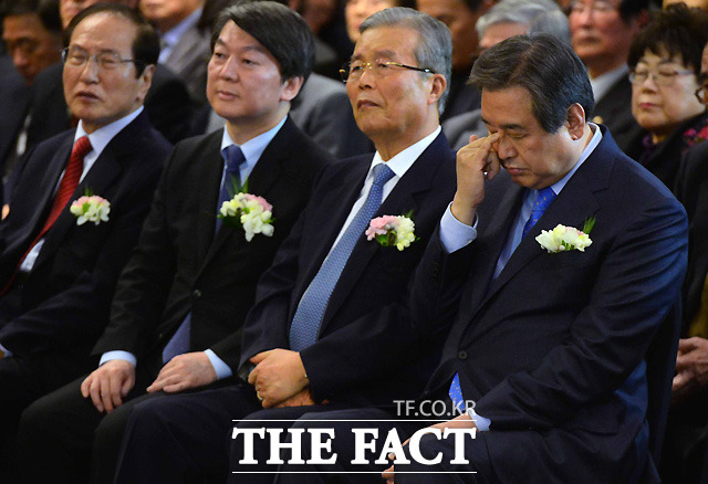 안철수 국민의당 상임공동대표, 김종인 더불어민주당 비상대책위원회 대표, 김무성 새누리당 대표(왼쪽부터 차례대료)가 10일 오후 서울 세종문화회관 세종홀에서 열린 김종필 전 국무총리의 정치인생을 담은 김종필 증언록 출판 기념회에 참석했다./세종문화회관=이새롬 기자