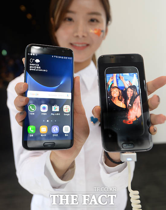 삼성전자 모델이 10일 오전 서울 호텔신라 다이너스티홀에서 열린 갤럭시S7 미디어데이 행사장에서 프리미엄 스마트폰 갤럭시S7 제품을 선보이고 있다. /이효균 기자