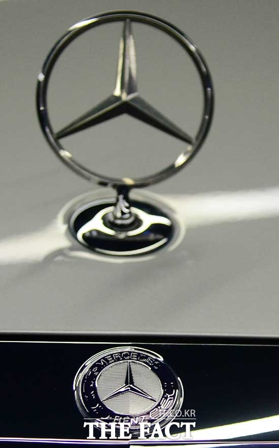 벤츠코리아가 정부에 신고한 변속기와 다른 변속기를 장착한 차량을 판매한 사실이 드러나 검찰 조사를 받게 됐다./더팩트DB