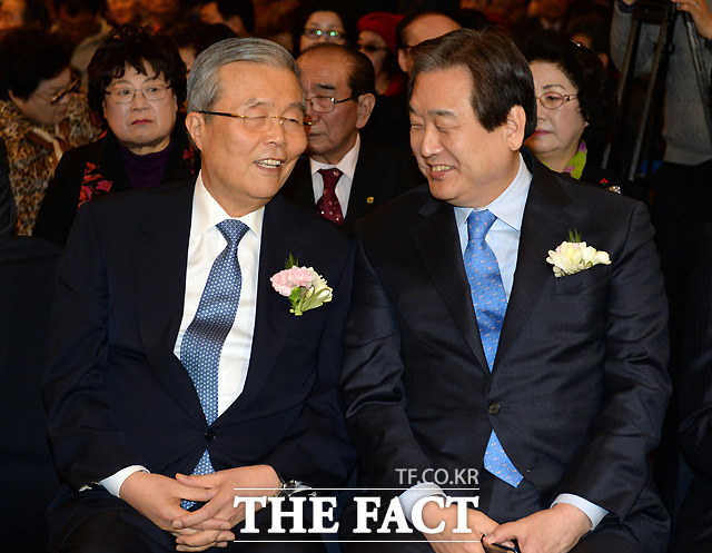 김종인 더불어민주당 비상대책위원회 대표(왼쪽)와 김무성 새누리당 대표가 대화를 나누고 있다./세종문화회관=이새롬 기자