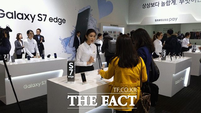 삼성전자 모델이 갤럭시S7 시리즈에 대해 설명을 하고 있다. /이성락 기자