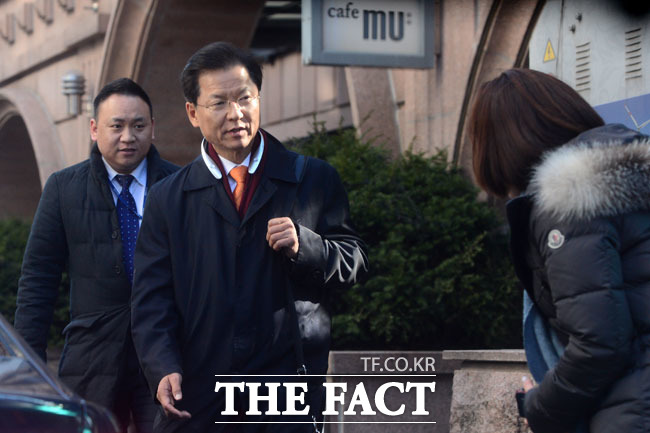 취재진과 마주한 천 대표는 회동의 목적이 무엇이냐는 물음에 당황하며 회관으로 와요라며 즉답을 피했다./여의도=이새롬·남윤호 기자