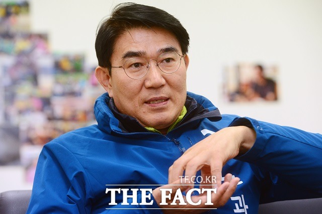 20대 총선에서 전남 순천에 출마한 노관규(55) 더불어민주당 예비후보가 9일 오후 전남 순천시 조례동에 있는 선거사무소에서 더팩트와 만나 인터뷰하고 있다. 노 후보는 순천을 세계자연문화유산도시로 만들겠다고 강조했다./순천=남윤호 기자