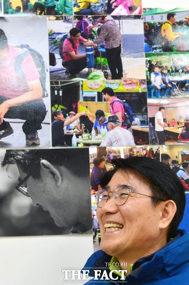 노 예비후보가 선거사무소에서 지역민과 만난 사진에 대해 설명하고 있다./순천=남윤호 기자