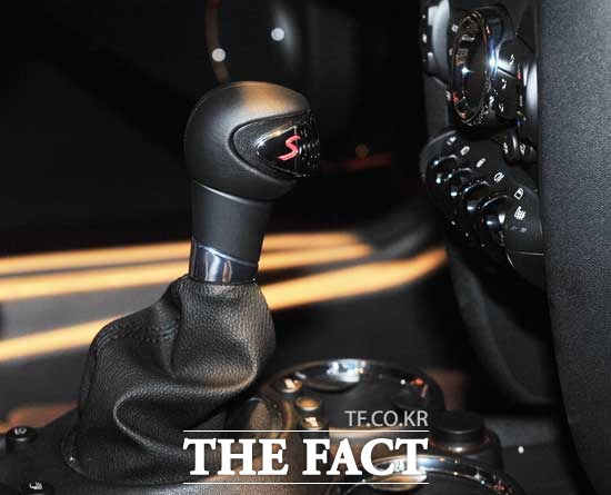 자동변속기를 선택하는 사람이 늘면서 완성차 업체들도 수동변속기 차량을 축소하는 추세다. 현대차는 최근 i30와 싼타페에서 수동변속기 옵션을 삭제했다. /더팩트 DB