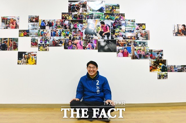 20대 총선에서 전남 순천에 출마한 노관규 더불어민주당 예비후보가 9일 오후 전남 순천시 조례동에 있는 선거사무소에서 지역민과 만난 사진 밑에 앉아 카메라를 바라보고 있다./순천=남윤호 기자