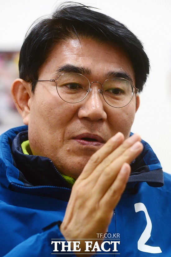 20대 총선에서 전남 순천에 출마한 노관규 더불어민주당 예비후보가 9일 오후 전남 순천시 조례동에 있는 선거사무소에서 <더팩트>와 만나 자신이 구상한 지역 경제 활성화 방안에 대해 말하고 있다./순천=남윤호 기자