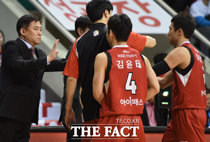 KGC 김승기 감독이 크게 달아나는 3점슛을 터뜨린 이정현을 반기고 있다.