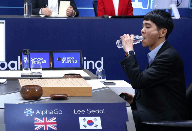 이세돌 9단이 알파고와 3국을 시작하기 전 물을 마시고 있다. /구글 제공