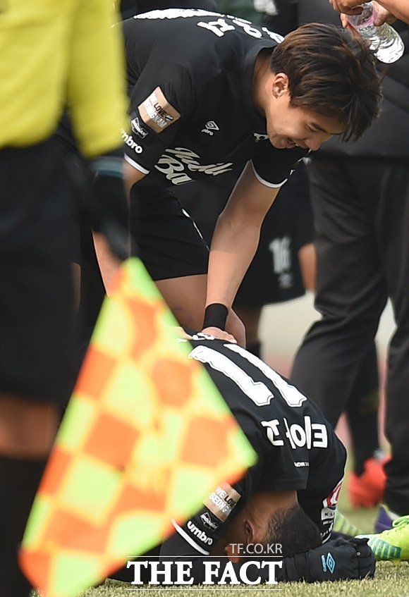 성남FC 티아고가 추가골을 성공시킨 뒤 감격해 하고 있다.