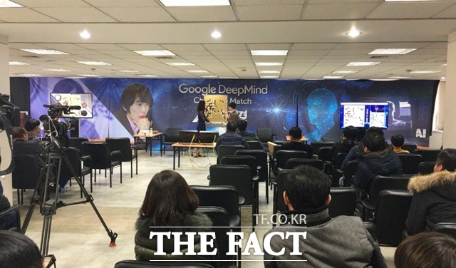 이세돌 9단과 알파고의 3국을 관람하기 위해 한국기원에 모인 사람들. /서민지 기자