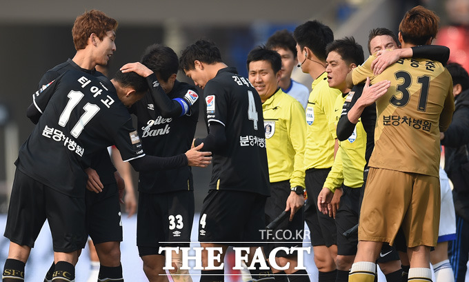 성남FC가 개막전에서 수원삼성을 2-0으로 물리치며 승리를 거둔 가운데 경기 종료 후 선수들이 기쁨을 나누고 있다.
