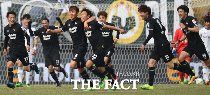 후반 성남 김두현(가운데)이 K리그 개막축포를 쏘아 올리고 있다.