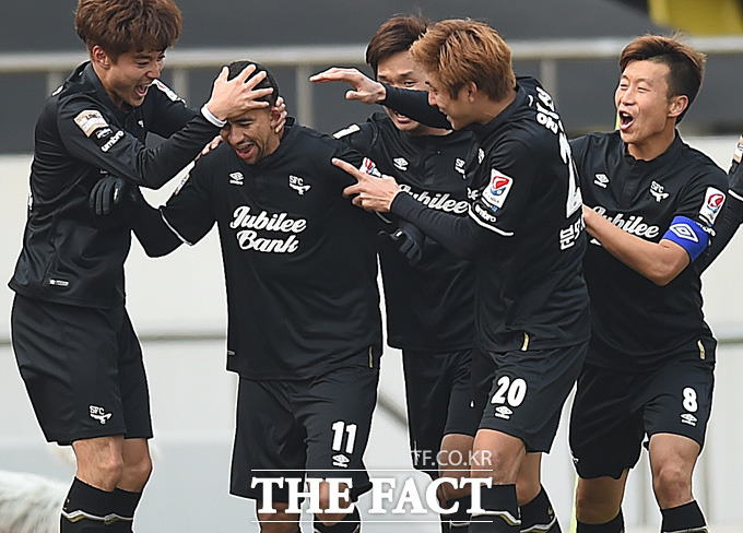 성남FC 티아고가 팀의 두번째 골을 성공시킨 뒤 동료들과 기뻐하고 있다. 오른쪽은 첫번째 골을 넣은 김두현.