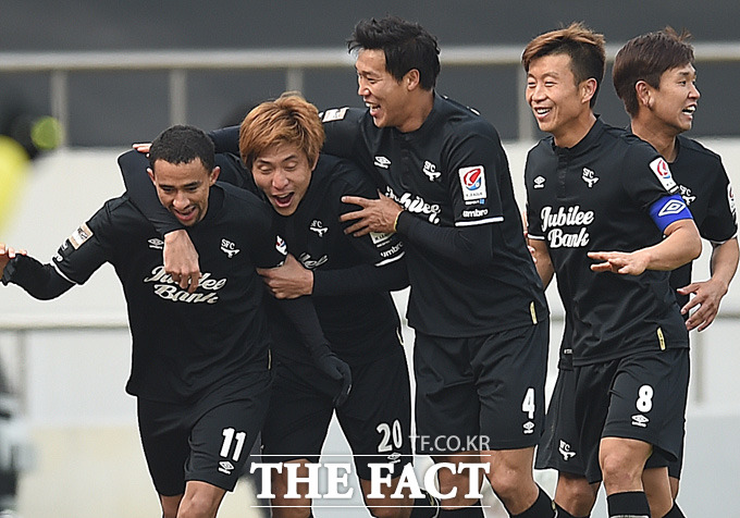 성남FC 티아고가 팀의 두번째골을 성공시킨 뒤 동료들과 환호하고 있다.