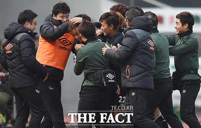 후반 성남 김두현(가운데)이 선취골을 성공시키고 동료들과 환호하고 있다.