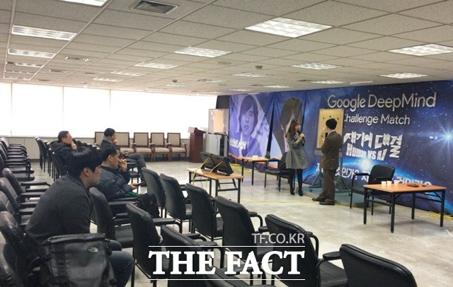 13일 한국기원에서 이세돌 9단과 알파고의 4국에 대한 공개 해설이 진행됐다. 이날 바둑 애호가들은 이세돌 9단을 응원하기 위해 대회장을 찾아 경기를 지켜봤다. /홍익동=서민지 기자