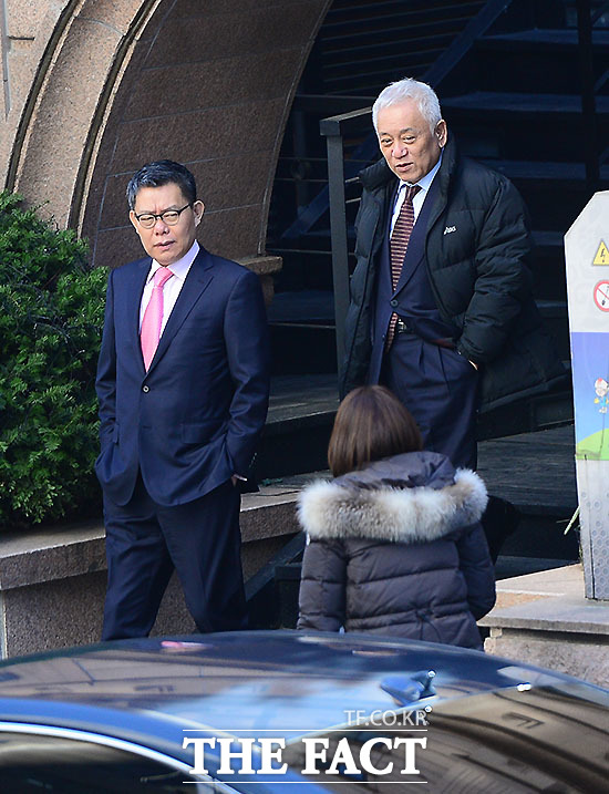 3자 회동을 마친 뒤 카페를 나서는 김한길(오른쪽) 의원과 최재천 의원./이새롬·남윤호 기자