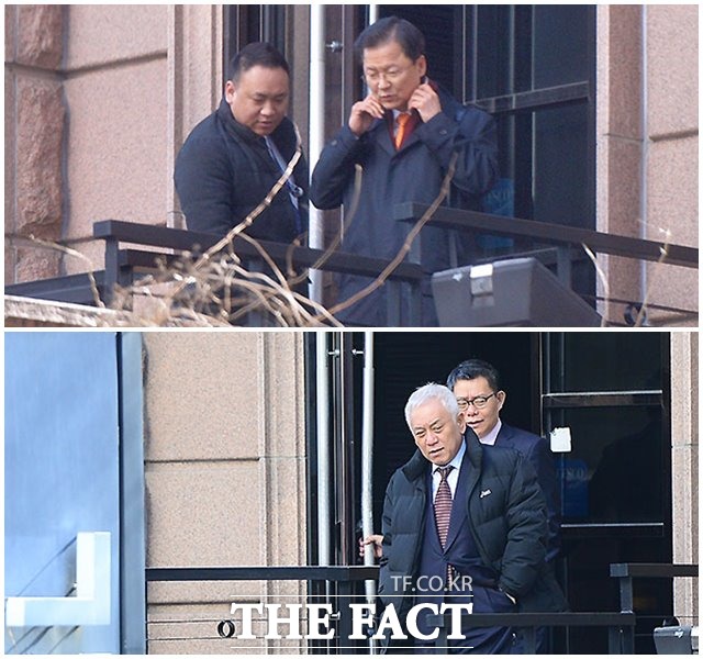 국민의당 천정배(위 오른쪽) 상임공동대표와 김한길(아래 앞) 의원, 최재천(아래 뒤) 무소속 의원이 11일 오후 서울 여의도의 한 호텔에서 수도권 야권연대를 모색하기 위한 긴급 회동을 여는 모습이 <더팩트> 카메라에 포착됐다./이새롬·남윤호 기자