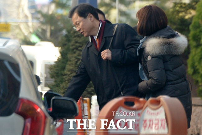 3자 회동을 마친 뒤 차에 올라타는 천정배 대표./이새롬·남윤호 기자