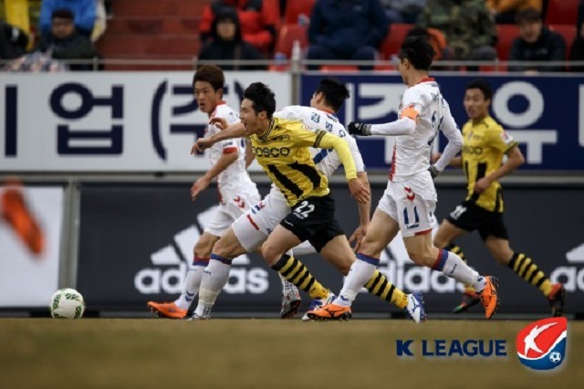 수원 FC, 화끈한 클래식 데뷔전! 수원 FC가 13일 전남을 상대로 치른 클래식 데뷔전에서 0-0 무승부를 기록했다. / 한국프로축구연맹 제공