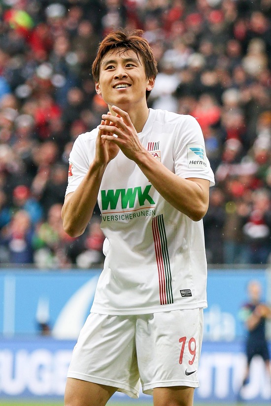 구자철-홍정호 동반 선발! 구자철과 홍정호가 풀타임 활약한 아우크스부르크가 12일 머크 암 뵐팔토어에서 열린 2015~2016시즌 독일 분데스리가 26라운드 다름슈타트와 원정 경기에서 2-2로 비겼다. / 아우크스부르크 트위터 캡처